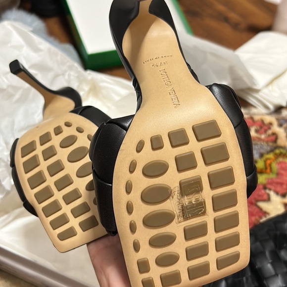 Bottega Veneta lido sandals mail heels black in color - Picture 4 of 8